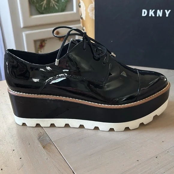 DKNY Women's Black/White Platform Oxfords - Picture 6 of 13